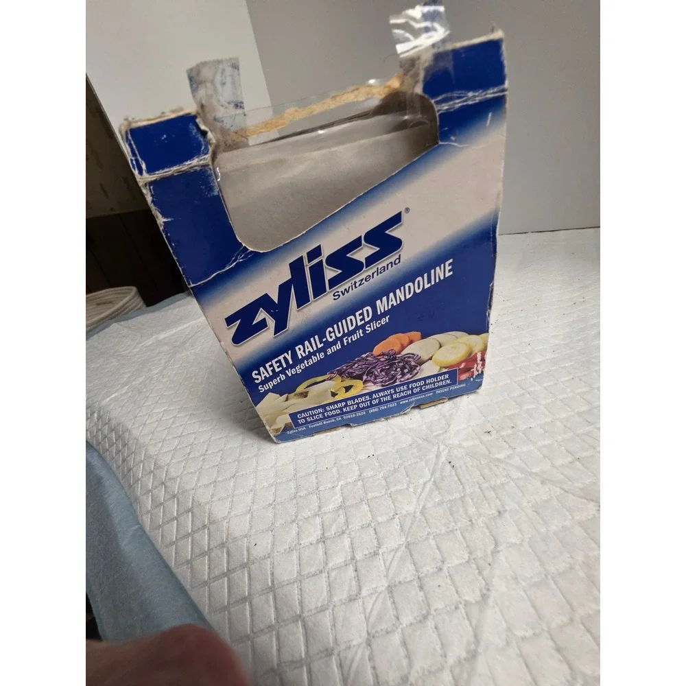 Zyliss‎ Safety Rail-Guided Mandoline Slicer V-Shaped Blade White Kitchen Tool